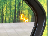 【ブラインドスポットモニター】走行中、ドアミラーの死角になりやすい箇所に後続車が接近するとサイドミラーのレンズに警告を表示!ドライバーに注意喚起をしてくれます。