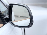 【ブラインドスポットモニター】左右斜め後ろを平行して走る車を認識し、車線変更の際に危険を察知するとドライバーへ警告を促します。夜・雨・トンネル内など走行時の環境が悪い時ほど頼りになる安全装置です。