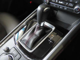 【オートブレーキホールド】停車中にブレーキペダルから足を放しても、ブレーキを自動的に制御して、車両の停車状態を保持する機能です。信号待ちなどの停車時に運転者の負担を軽減します。