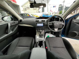 インパネ廻りの写真です。フロアーCVTですので、運転がしやすいです。純正メモリーナビ付きですので、ドライブやご旅行にとても便利です。