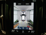 【360&deg;ビューカメラ】4台の高解像度カメラで360度の鳥瞰図を表示。隣の車や壁、死角にある障害物などを画面で確認できるため、狭いスペースでの駐車・出入りも安心です。