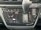 オートエアコン。運転席、助手席を温めるシートヒーターのスイッチです。