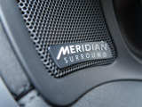 MERIDIANサラウンドサウンドシステム『英国のオーディオブランドMERIDIANと共同開発された専用サラウンドシステムにより臨場感あふれるサウンドで包み込まれるオーディオ体験が堪能できます。