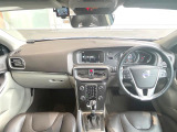 いまは生産終了となった大人気コンパクトカーV40が入庫しました!!安全で快適なドライブが出来ますね♪バックカメラや追従機能も装備しております♪スタッフお勧めの一台ですぜひご覧ください!