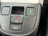 電子パーキングに加えてブレーキホールドシステムを装備しておりますので、信号待ちや踏み切り待ちでもブレーキを踏まずに停止できます!発進する際はアクセルを踏むだけですので渋滞時などはかなり楽ですね!