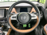【純正革巻きステアリング】上質な革を使用することで、手にしっかり馴染みとても運転しやすいハンドルです♪
