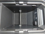 USBポートを二口備えていますので、運転席と助手席、それぞれのスマホや電子小物を同時に充電可能です。