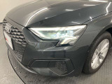 ウイング状のデイタイムランニングライトを備えるLEDヘッドライト。昼光に近い照明によって進路を照らし、昼夜ともに目視しやすく視認性を高め安全性と快適性を向上させます。