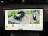 サラウンドカメラ(360&deg;カメラ) 車載のカメラを駆使し、車を真上から見下ろしている映像に変換、センターディスプレイに表示させ、安全な駐車をサポート。縦列駐車や狭い場所への駐車に大きく役立ちます。