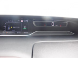 シンプルで見やすいデザインのメーターパネルです。車の情報が表示される大事な場所だからこそ見やすさが大切ですね。