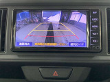 ディスプレイに後方の視界を表示し、車庫入れをサポート「距離目安線」「車幅延長線」およびステアリング操作に連動する「予想進路線」を画面に表示します。※必ず車両周辺の安全を直接確認してください。