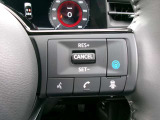 プロパイロット。高速道路の運転で、アクセル、ブレーキ、ステアリングをクルマがアシスト。ドライバーの負担を軽減します。