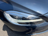 【LEDヘッドライト】ハイビームを先行車や対向車にあてず、その両サイドではハイビーム照射を維持。見える範囲が段違いに広くなりました。北欧神話に登場するトールハンマーをモチーフにデザイン。