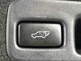 【パワーバックドア】スマートキーや運転席のボタンを押すだけでリアゲートが自動で開閉します!荷物を持っている時や、高い位置にあるバックドアを閉める際に便利な機能です♪