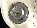 【オートエアコン】一度お好みの温度に設定すれば、車内の温度を検知し風量や温度を自動で調整。暑い&hellip;寒い&hellip;と何度もスイッチ操作をする必要はありません。快適な車内空間には必須の機能ですね♪