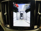 【360&deg;ビューカメラ】4台の高解像度カメラで360度の鳥瞰図を表示。隣の車や壁、死角にある障害物などを画面で確認できるため、狭いスペースでの駐車・出入りも安心です。