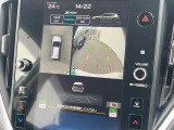 【マルチテレインモニター】車のフロントやサイドのカメラ画像を同時にモニター表示することで、悪路や狭い道を走行時でも周囲の状況確認ができ安心!本格SUVにうれしい装備です♪