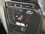 【オートエアコン】一度お好みの温度に設定すれば、車内の温度を検知し風量や温度を自動で調整。暑い&hellip;寒い&hellip;と何度もスイッチ操作をする必要はありません。快適な車内空間には必須の機能ですね♪