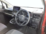 運転席周りのレイアウトをご覧ください。ナビゲーションが綺麗に装着されすっきり収まってますね!