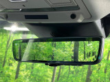 クリアサイトルームミラー ランドローバー初採用のテクノロジー。車体に装備したカメラによる後方映像がルームミラーに映し出されます。車両後方の様子をはっきりと確認できます。