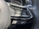 【マツダ・レーダー・クルーズ・コントロール (MRCC)】運転者がアクセルやブレーキを踏まなくても設定した速度での定速走行や先行車との車間距離を一定に保つ追従走行により、運転者の負担を軽減するシステムです。