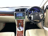 運転席は見やすく整理され、ナビも美しく装着され操作性にも優れています!