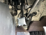 パーキングブレーキは、フットブレーキタイプです。