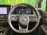 インテリアに合わせたデザインのステアリングは、運転される方のことも考え、運転しやすい形状、大きさです。是非一度、実際に触ってお確かめください。
