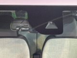 【インテリジェントエマージェンシーブレーキ】フロントカメラで前方の車両や歩行者を検知。衝突しそうな時は衝突被害軽減ブレーキが作動、衝突回避をサポート。より安全にドライブをお楽しみいただけます。