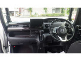低燃費運転をサポートするECONモード。スイッチをONすると、エンジンやトランスミッション、A/Cなどを協調制御し、燃費の向上に貢献。エコドライブの効果を高めます。
