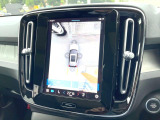 【360&deg;ビューカメラ】4台の高解像度カメラで360度の鳥瞰図を表示。隣の車や壁、死角にある障害物などを画面で確認できるため、狭いスペースでの駐車・出入りも安心です。