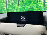 【12.3インチマツダコネクト】車内の雰囲気にマッチした大型ディスプレイ。スマホ接続でのナビ使用やBluetooth再生等、様々な機能が楽しめます。直感的なダイヤル操作が可能で、使い勝手も良好です。