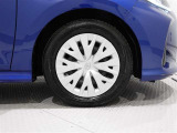 タイヤサイズは(185/60R15)でキャップ付きスチールホイールです。