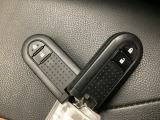 家族やパートナーと個別に持てるため、貸し借りの手間がなくスムーズに乗車できます。また、メインキーを自宅に置いたまま、もう一方をサブとして常に鞄に入れておけるため、持ち出し忘れを防げる点も便利です。