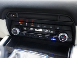余計な操作の手間が無いフルオートエアコン。視線の移動や手を動かす必要がないということは、安全装備のひとつとも言えるでしょう。フロントシートにはシートヒーター・シートベンチレーターも装備しています。