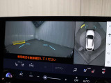 上から車両を見下ろしたような映像をナビゲーション画面に表示する「パノラミックビューモニター(床下透過表示機能付き)も搭載しています。