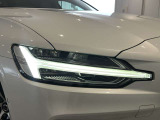 LEDヘッドライトは北欧神話でのトールハンマーがスタイリッシュなデザイン性となっており他車を魅了します。