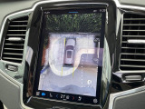 【360&deg;ビューカメラ】4台の高解像度カメラで360度の鳥瞰図を表示。隣の車や壁、死角にある障害物などを画面で確認できるため、狭いスペースでの駐車・出入りも安心です。