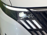 【LEDヘッドライト】悪天候や夜間走行時も良好な視界を確保し安心して運転できる高輝度LEDヘッドライトを装備!点灯速度が早く、消費電力も抑えられています。