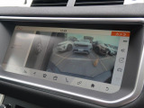 ボディの目立たない位置に設置された4台のデジタルカメラにより、車の周囲360度のオーバーヘッドビュー表示。それぞれのカメラを単独もしくは2か所表示することも可能。狭い場所や出入口なども安心できます!