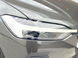 【LEDヘッドライト】ハイビームを先行車や対向車にあてず、その両サイドではハイビーム照射を維持。見える範囲が段違いに広くなりました。北欧神話に登場するトールハンマーをモチーフにデザイン。