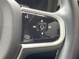 【ステアリングスイッチ】運転中、前方から目線をそらさずにオーディオ等の操作ができるよう、適切に配置されたスイッチ類。安心&快適なドライブを演出してくれる便利な機能です。