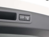 電動で開閉するパワーバックドア装備しています