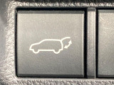 【ハンズフリーパワーバックドア】リアバンパー下部に足先を出し入れするだけでバックドアが自動で開閉♪両手が荷物でふさがっている時でもラクラク開閉操作が行えます!