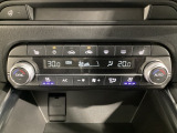 温度の設定のみで快適な風量やモードなどを自動調整してくれるフルオートエアコンを装備!運転席側、助手席側で左右独立して温度調節も可能です!