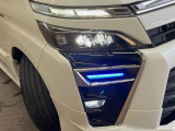 【LEDヘッドライト】悪天候や夜間走行時も良好な視界を確保し安心して運転できる高輝度LEDヘッドライトを装備!点灯速度が早く、消費電力も抑えられています。
