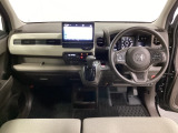 車内は光触媒抗菌消臭施工済です。インパネ周りはスタイリッシュなデザインで機能や装備も充実しています。グローブボックスやカップホルダーのほかにトレーなどたくさんの収納スペースが付いています。