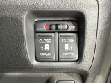 【両側パワースライドドア】スマートキーや運転席のスイッチで後席両側スライドドアの開閉が可能♪電動だから力を入れてドアを開ける必要が無く、小さなお子様でも簡単に開け閉めでき快適です♪