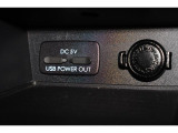 小物の収納に便利なセンタートレイには携帯等のデバイスの充電可能なUSB出力電源付です。