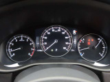 CX-30のメーター部です。華美な装飾を避け、必要な情報を瞬時に読み取れる様にデザイン・配置されています。